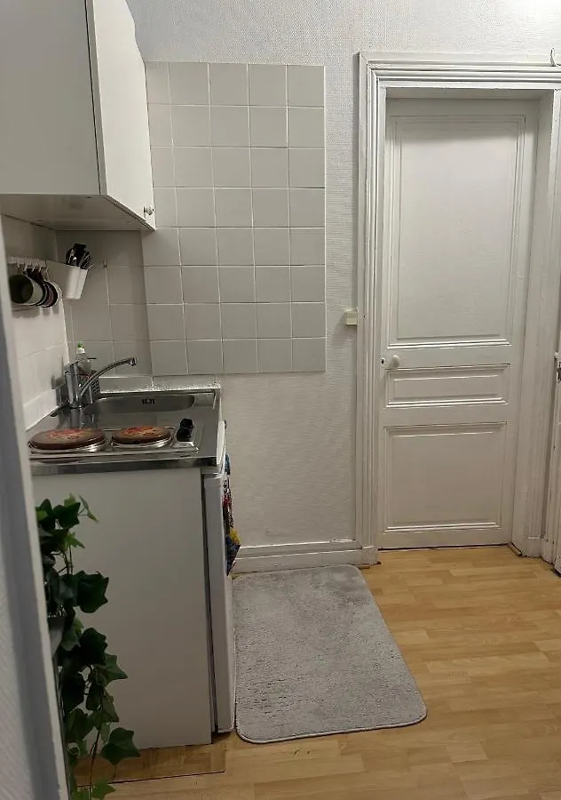 Private Room In Center Paris Apartment