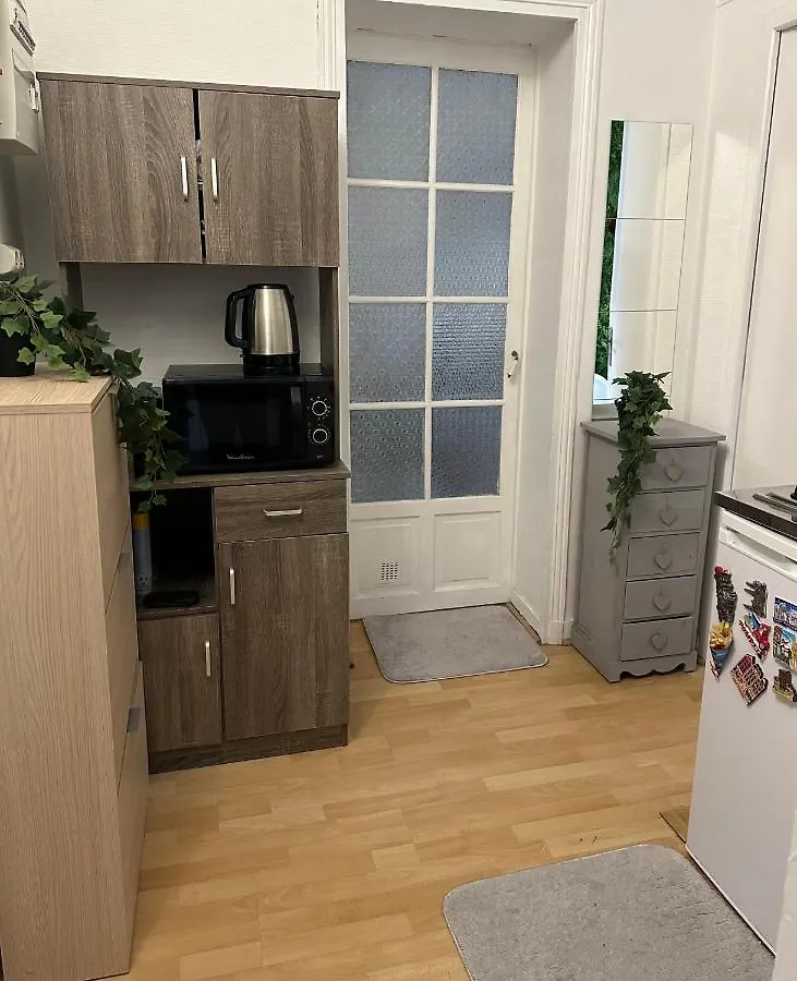 Private Room In Center Paris contacts